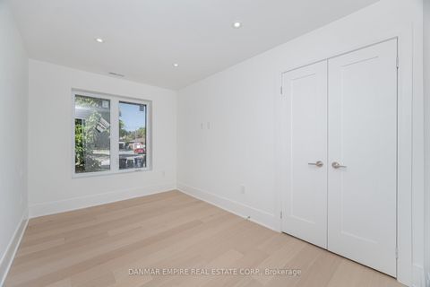 Photo 21 at 6 Casino Court, Bathurst Manor, Toronto