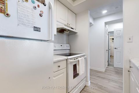 Photo 10 at 705 - 222 The Esplanade Avenue, Waterfront Communities C8, Toronto