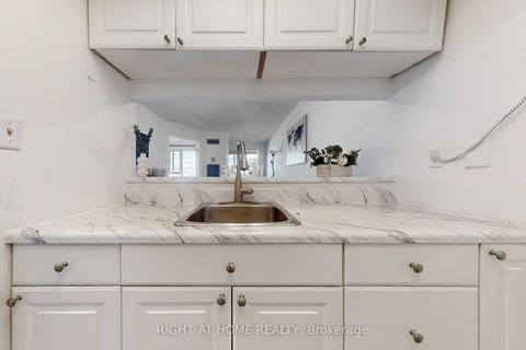 Photo 11 at 705 - 222 The Esplanade Avenue, Waterfront Communities C8, Toronto