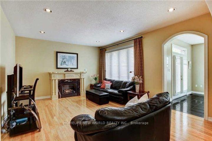 Photo 4 at 39 Green Meadows Circle, Don Valley Village, Toronto