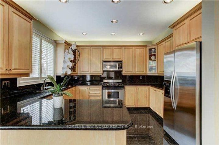 Photo 5 at 39 Green Meadows Circle, Don Valley Village, Toronto
