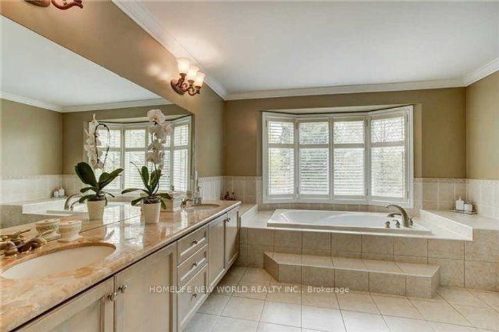 Photo 7 at 39 Green Meadows Circle, Don Valley Village, Toronto