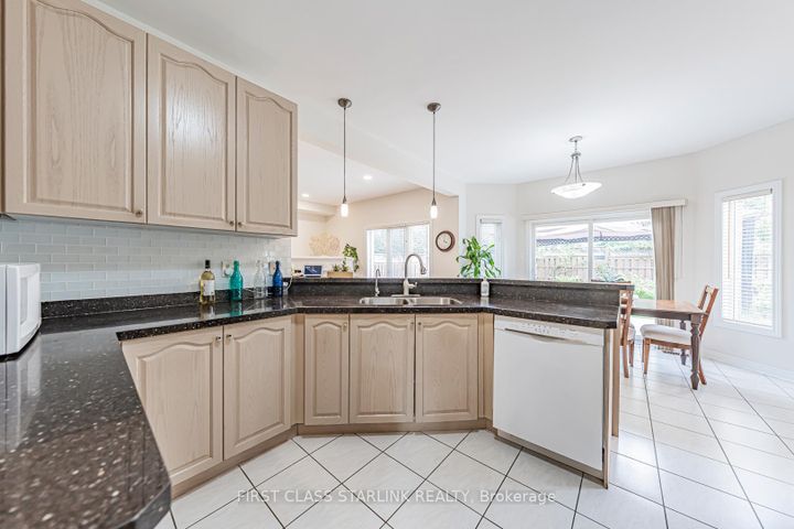 Photo 15 at 3152 Morning Glory Mews, Churchill Meadows, Mississauga
