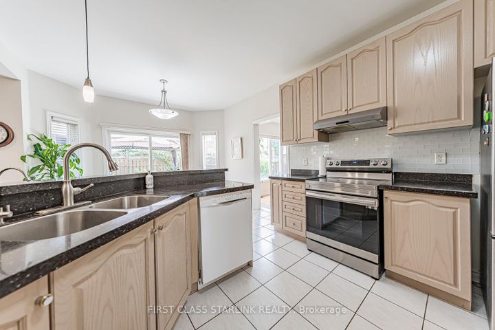 Photo 16 at 3152 Morning Glory Mews, Churchill Meadows, Mississauga
