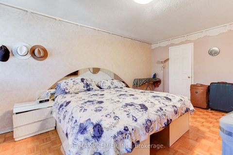 Photo 9 at 35 Craddock Street, Maple, Vaughan