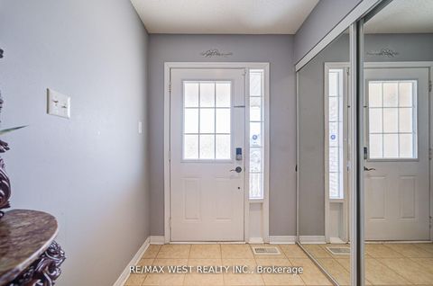 Photo 2 at 14 Lancaster Court, Shore, Barrie