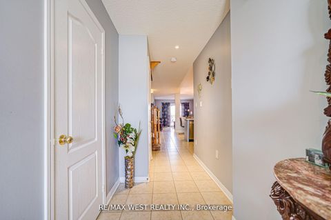 Photo 3 at 14 Lancaster Court, Shore, Barrie