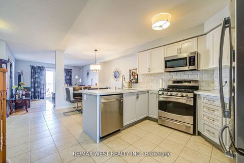 Photo 5 at 14 Lancaster Court, Shore, Barrie