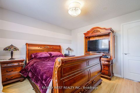 Photo 23 at 14 Lancaster Court, Shore, Barrie