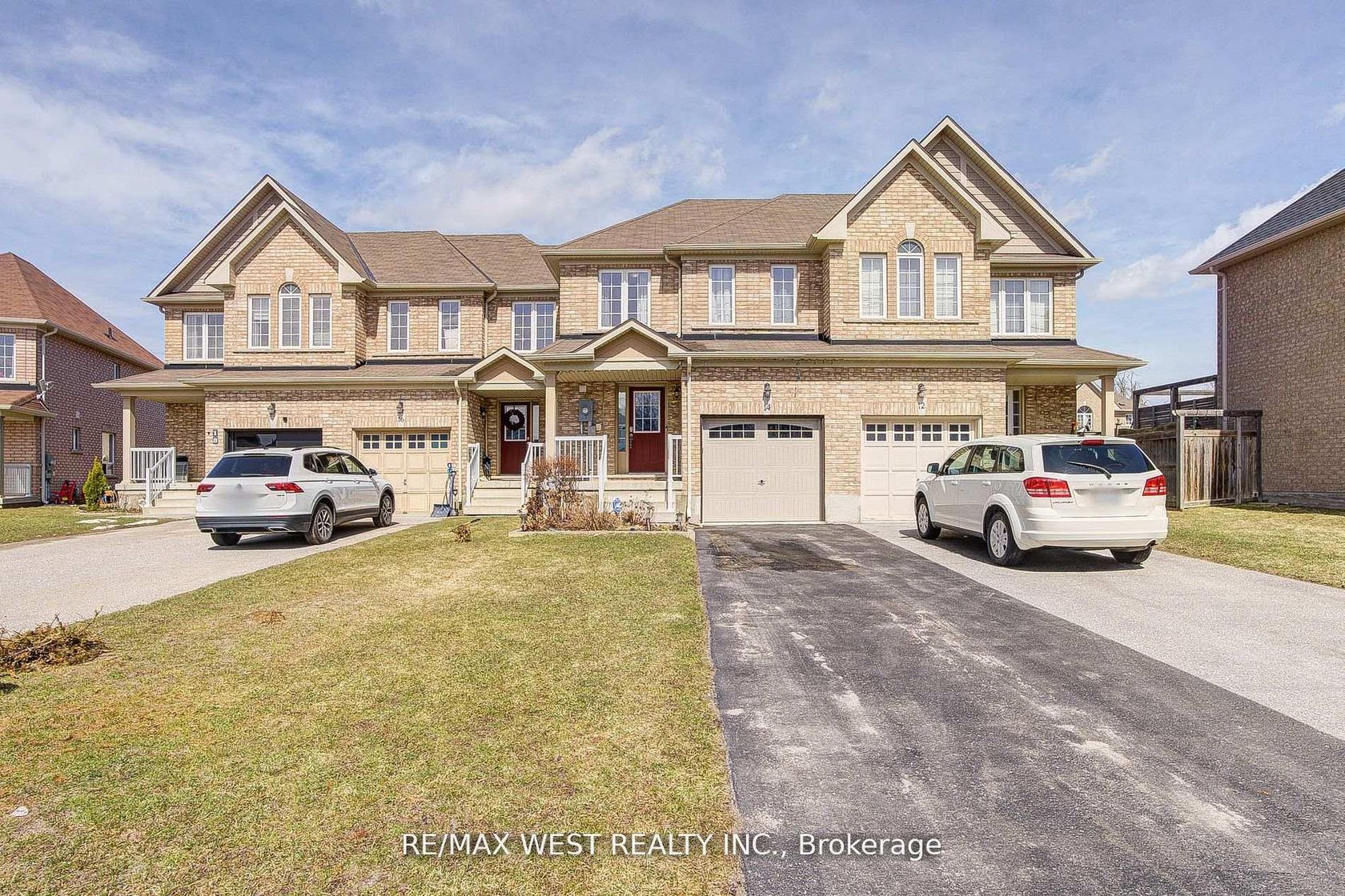 14 Lancaster Court, Shore, Barrie photo number 2 14 Lancaster Court, Shore, Barrie photo number 2