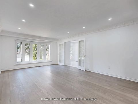 Photo 2 at 22 A Waltham Crescent, Doncrest, Richmond Hill