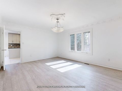 Photo 5 at 22 A Waltham Crescent, Doncrest, Richmond Hill