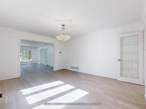 Photo 6 at 22 A Waltham Crescent, Doncrest, Richmond Hill