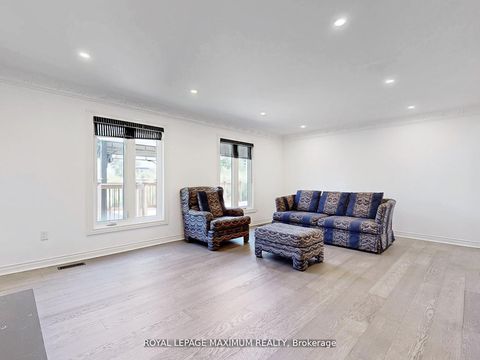 Photo 10 at 22 A Waltham Crescent, Doncrest, Richmond Hill