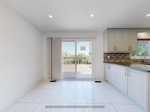 Photo 14 at 22 A Waltham Crescent, Doncrest, Richmond Hill