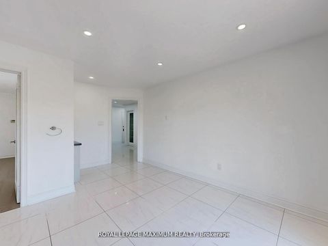 Photo 33 at 22 A Waltham Crescent, Doncrest, Richmond Hill