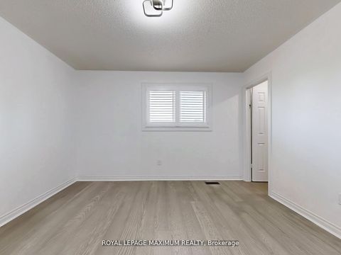 Photo 34 at 22 A Waltham Crescent, Doncrest, Richmond Hill