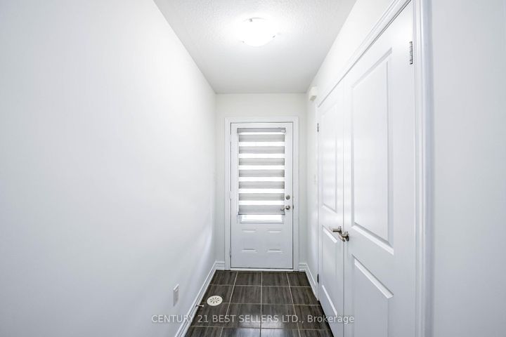 Photo 2 at 23 Rapids Lane, Vincent, Hamilton
