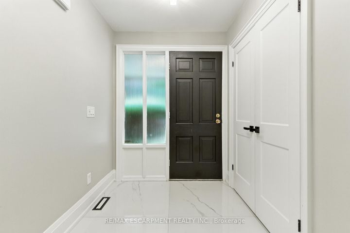 Photo 3 at 1245 Bramblewood Lane, Lorne Park, Mississauga