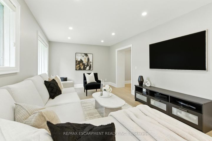 Photo 11 at 1245 Bramblewood Lane, Lorne Park, Mississauga