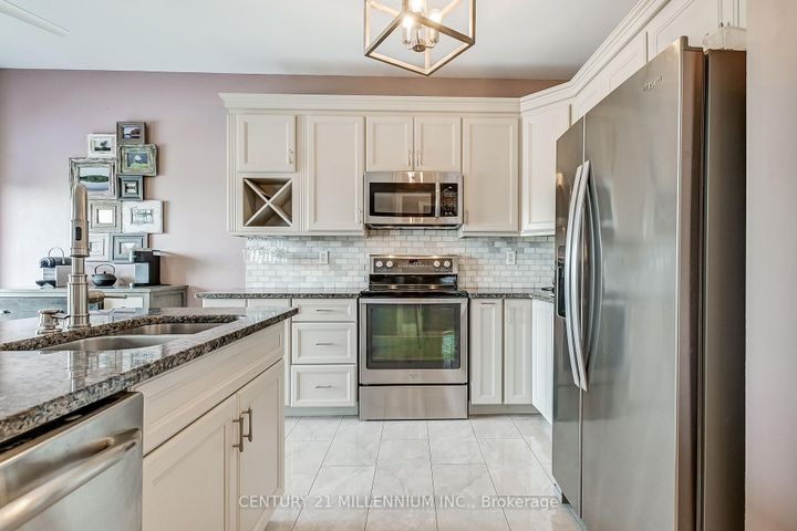 Photo 7 at 6 Collingwood Avenue, Snelgrove, Brampton