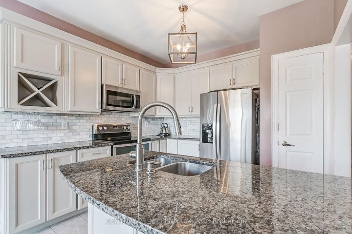 Photo 8 at 6 Collingwood Avenue, Snelgrove, Brampton