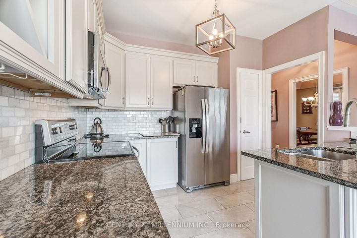 Photo 9 at 6 Collingwood Avenue, Snelgrove, Brampton