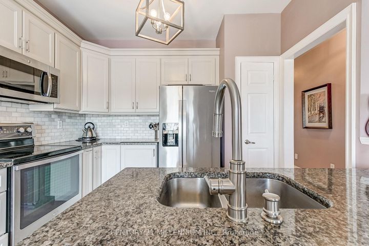 Photo 10 at 6 Collingwood Avenue, Snelgrove, Brampton