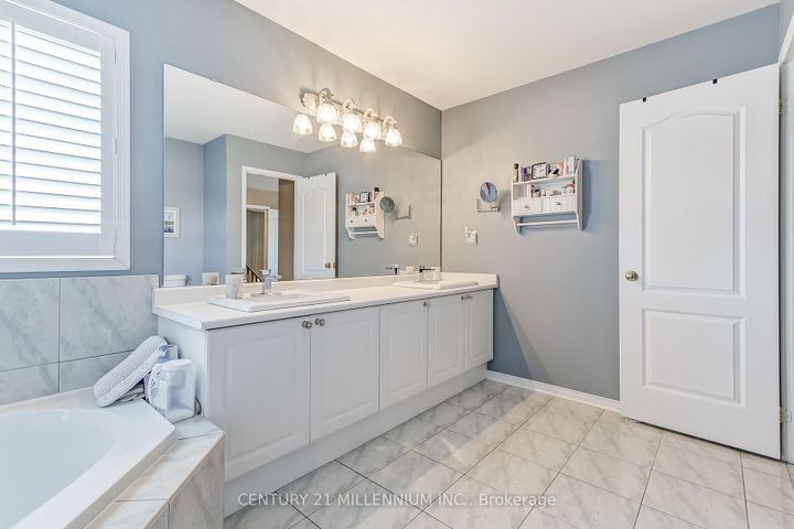 Photo 17 at 6 Collingwood Avenue, Snelgrove, Brampton