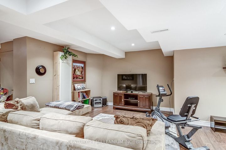 Photo 23 at 6 Collingwood Avenue, Snelgrove, Brampton