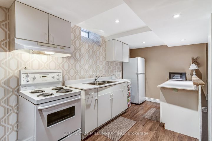 Photo 25 at 6 Collingwood Avenue, Snelgrove, Brampton