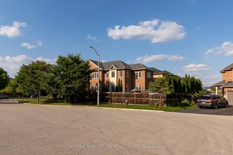 Photo 3 at 25 Aztec Court, Westbrook, Richmond Hill
