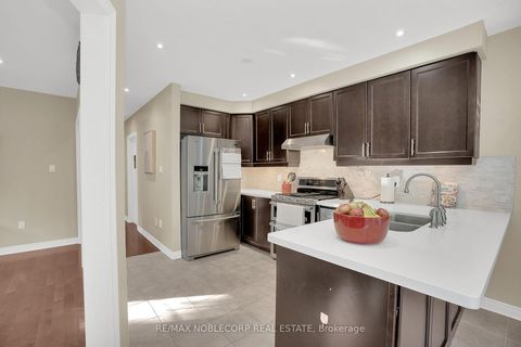 Photo 15 at 25 Aztec Court, Westbrook, Richmond Hill