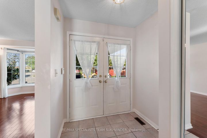 Photo 6 at 14 Tower Bridge Crescent, Berczy, Markham