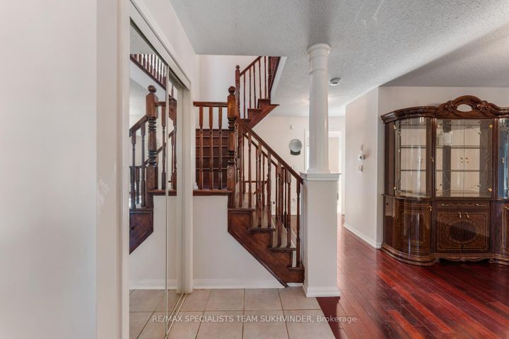 Photo 7 at 14 Tower Bridge Crescent, Berczy, Markham