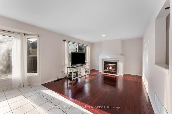 Photo 11 at 14 Tower Bridge Crescent, Berczy, Markham