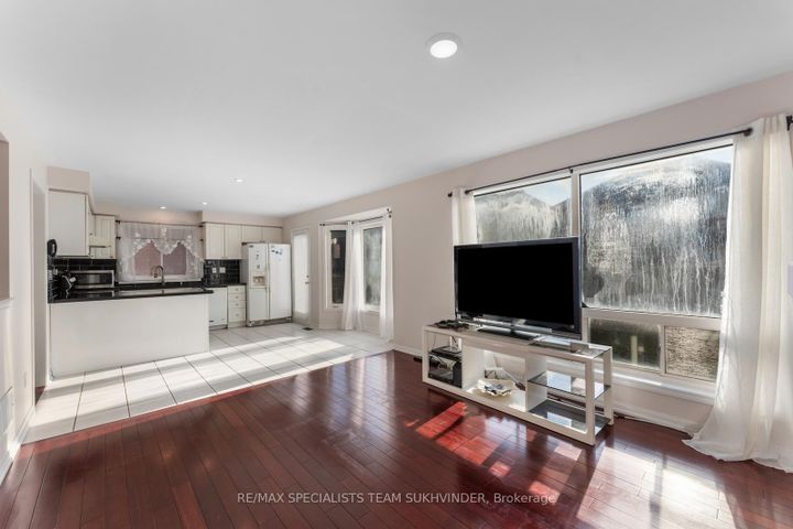 Photo 12 at 14 Tower Bridge Crescent, Berczy, Markham