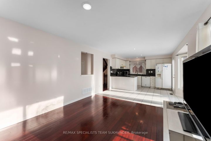 Photo 13 at 14 Tower Bridge Crescent, Berczy, Markham
