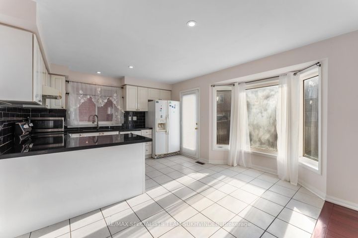 Photo 14 at 14 Tower Bridge Crescent, Berczy, Markham