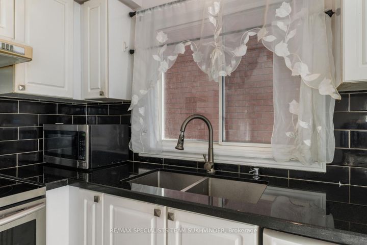 Photo 17 at 14 Tower Bridge Crescent, Berczy, Markham