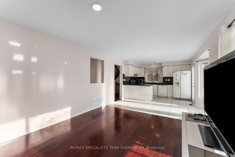 Photo 13 at 14 Tower Bridge Crescent, Berczy, Markham