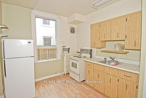 Photo 1 at 124 Baldwin Street, Chinatown, Toronto