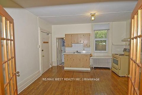 Photo 2 at 124 Baldwin Street, Chinatown, Toronto