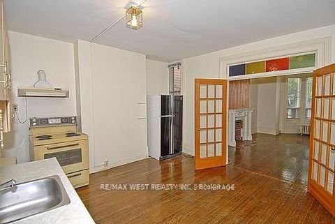 Photo 3 at 124 Baldwin Street, Chinatown, Toronto