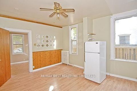 Photo 4 at 124 Baldwin Street, Chinatown, Toronto