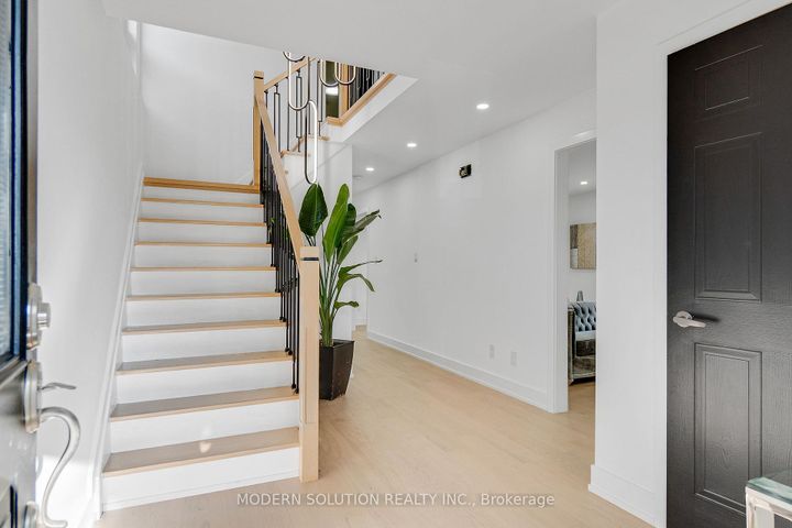 Photo 4 at 617 Curzon Avenue, Lakeview, Mississauga