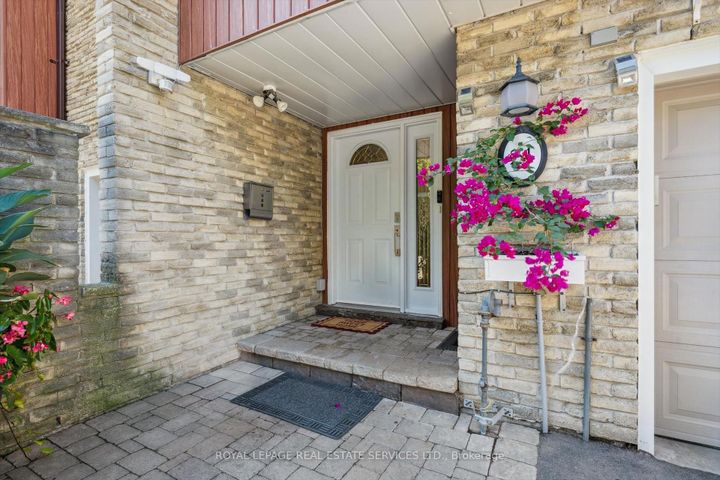 Photo 1 at 24 - 915 Inverhouse Drive, Clarkson, Mississauga