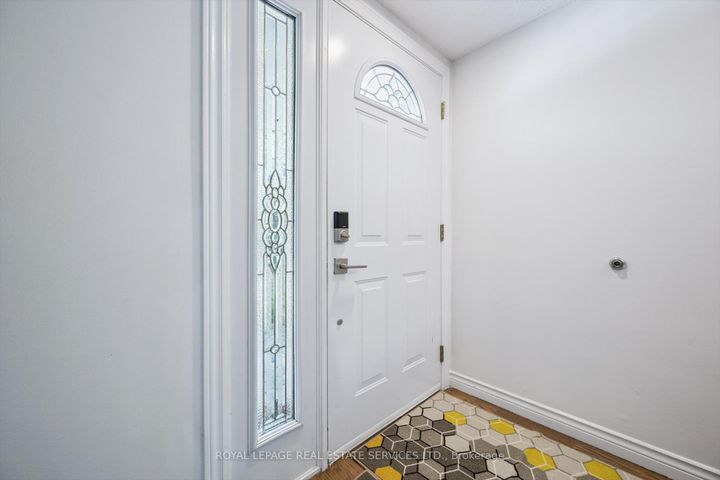 Photo 2 at 24 - 915 Inverhouse Drive, Clarkson, Mississauga