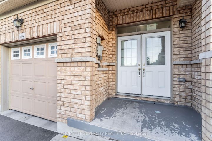 Photo 3 at 44 Davenfield Circle, Bram East, Brampton