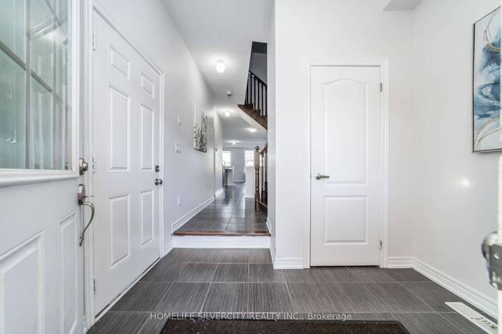 Photo 4 at 44 Davenfield Circle, Bram East, Brampton